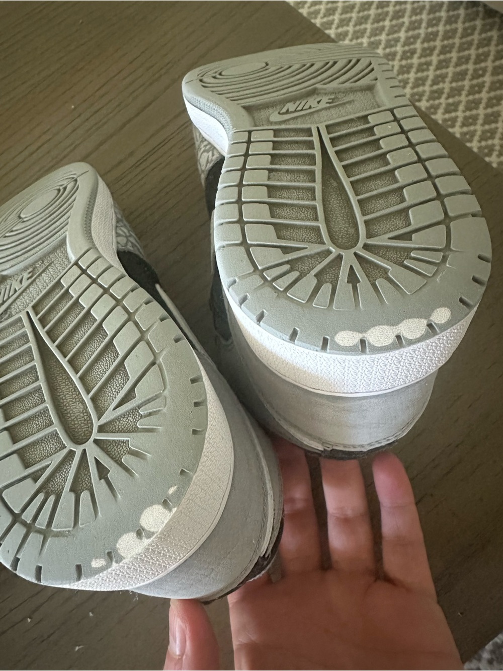 NIKE Air Jordan 1 Mid SE (GS) Elephant Toe Sneakers - Picture 9 of 10